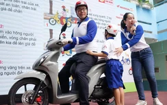 HEAD Sơn Minh trao mũ bảo hiểm cho 400 học sinh Trường tiểu học Kết Đoàn