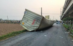 Thùng container rơi từ cao tốc xuống đường dân sinh