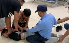 Khoảnh khắc tên cướp cầm súng cướp ngân hàng và bị khống chế ở Bình Dương