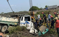 Hơn 2 giờ giải cứu nam tài xế mắc kẹt trong cabin xe ben lao xuống mương