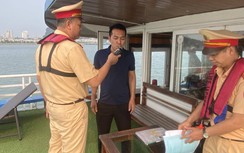 Lái tàu trên vịnh Hạ Long ngỡ ngàng khi bị kiểm tra nồng độ cồn