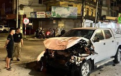 Ô tô bán tải đâm lật xe ben chở đầy đất trong đêm, 1 người bị thương