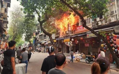 Cháy nhà mặt phố Hàng Mã, cụ bà 80 tuổi được cứu thoát an toàn