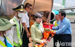 Máy bay phản lực Embraer 195 lần đầu tiên hạ cánh xuống sân bay Cà Mau