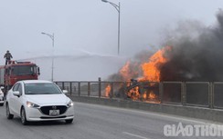Xế hộp bất ngờ bốc cháy dữ dội khi đang chạy ở TP Vinh