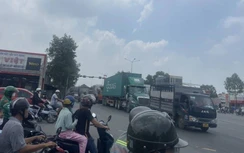 Video TNGT 22/4: Va chạm với xe đầu kéo, 1 nam thanh niên đi xe máy tử vong