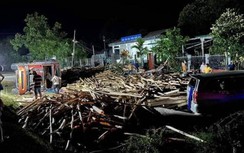 Lật xe chở gỗ keo trên quốc lộ, 2 phụ nữ mang thai và 3 trẻ em bị thương