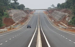 Gấp rút dời đường điện, đảm bảo an toàn 2 tuyến cao tốc khai thác dịp 30/4