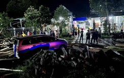 Hiện trường vụ lật xe tải chở gỗ keo làm 2 bà bầu, 3 trẻ em bị thương