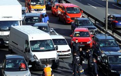 Hàng trăm người dán tay xuống đường để biểu tình trên khắp thủ đô Đức