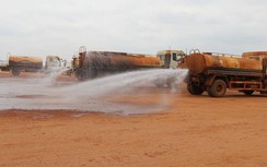 Hàng chục xe bồn liên tục tưới nước ngăn bụi công trường sân bay Long Thành