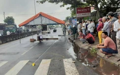 Video TNGT 27/4: Một người đi xe máy bị xe đầu kéo cán tử vong