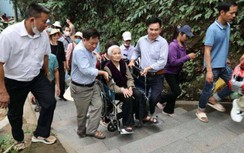 Ấm lòng hình ảnh 2 con khiêng xe lăn đưa mẹ già lên dâng hương các Vua Hùng