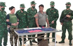 Cặp đôi vận chuyển 15.000 viên ma túy dùng hung khí chống trả bộ đội