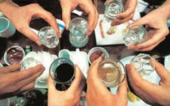 Cà Mau: Nghi ngộ độc rượu ở đám tang, 1 người tử vong, 5 người nhập viện