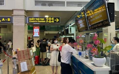 Trước nghỉ lễ 30/4-1/5, dòng người tấp nập đổ về sân bay Tân Sơn Nhất