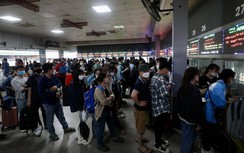 Video: Khách ùn ùn đổ ra bến, xe không thiếu, giá vé không tăng