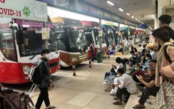 Người dân ùn ùn về quê nghỉ lễ, bến xe ở TP.HCM vẫn chưa hạ nhiệt