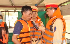 CSGT đường thủy Yên Bái ráo riết kiểm tra nồng độ cồn lái tàu