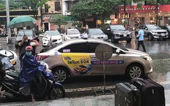 Mưa to, người dân ướt lướt thướt đổ về ga Hà Nội đi tàu