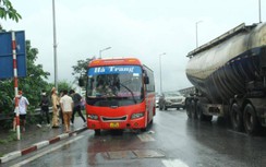 CSGT đội mưa xử lý xe khách chở quá số người, tài xế liên tục cầu cứu