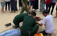 Đi tắm biển ngày lễ, nam thanh niên đuối nước thương tâm