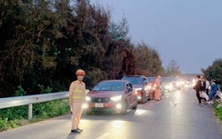Du khách đổ xô về biển Cồn Vành, nhiều xe phải quay đầu trở về vì ùn tắc