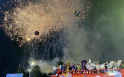 Du khách đổ xuống đường, mãn nhãn với Lễ hội Carnaval Hạ Long 2023