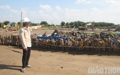 Công nhân đội nắng thi công cao tốc Bắc - Nam xuyên lễ 30/4