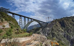 Cầu đường sắt cao hơn tháp Eiffel, có thể chịu động đất tới 8 độ richter