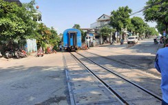 Video TNGT 4/5: Hành khách hú hồn khi tàu hỏa bất ngờ trật bánh