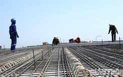 Nóng gần 40 độ C, công nhân miệt mài thi công DA đường ven biển Quảng Ngãi