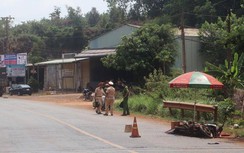 Video TNGT 6/5: Xe tải tông trúng 2 vợ chồng đi xe máy, người vợ tử vong