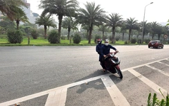 Bị giữ xe máy trên Đại lộ Thăng Long, tài xế chật vật về nhà giữa nắng nóng