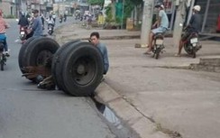 Video: Hãi hùng xe đông lạnh đang chạy rụng hai bánh trên QL20