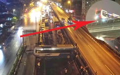 Giải cứu nhiều người mắc kẹt trong xe khách nằm vắt ngang đường Vành đai 3