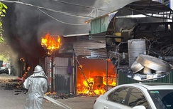Nhiều ô tô, xe máy cháy rụi ở bãi xe tự phát: Làm rõ trách nhiệm quản lý