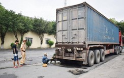 Phát hiện xe đầu kéo tự ý lắp thêm thiết bị nâng hạ, chở quá tải