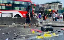 Xe khách đâm dải phân cách, rụng bánh trên QL1 qua Thừa Thiên Huế