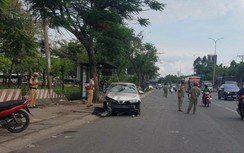 Xế hộp bất ngờ chồm lên vỉa hè tông trúng hai nhân viên công ty cây xanh