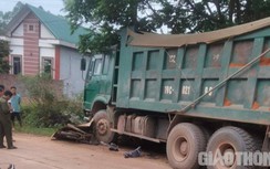 Cụ ông đi xe máy tử vong sau va chạm xe tải trên đường đến bệnh viện