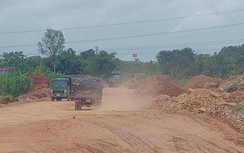 Lấy đất khai thác trái phép làm đường, nhà thầu nói không cần quan tâm