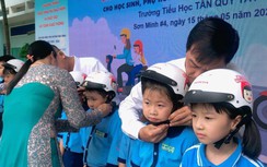 Honda Sơn Minh tiếp tục trao hàng trăm mũ bảo hiểm cho học sinh ở TP.HCM