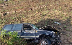 Ô tô bay xuống ruộng mía, tài xế tử vong cách hiện trường 16m