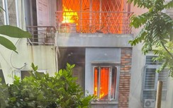Cháy nhà 4 tầng lúc rạng sáng, 2 cháu bé trèo qua ban công để thoát thân