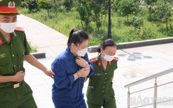 Cảnh sát dẫn giải cựu Đại úy Lê Thị Hiền hầu tòa, an ninh thắt chặt