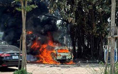 Hai chiếc ô tô bất ngờ bốc cháy giữa trưa nắng nóng ở Hà Nội