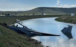 Tiêm kích F-15D Eagle của Mỹ trượt khỏi đường băng, lao xuống kênh