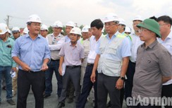 Tăng ca, kíp thi công quyết liệt đảm bảo tiến độ cao tốc Mỹ Thuận - Cần Thơ