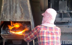 Những người ôm lò lửa mưu sinh giữa nắng nóng hơn 40 độ C